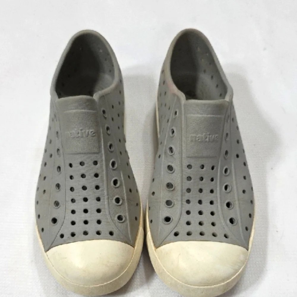 Native Kids Gray Slip-On Shoes Waterproof Outdoors Beach Sz J2‎ GUC READ